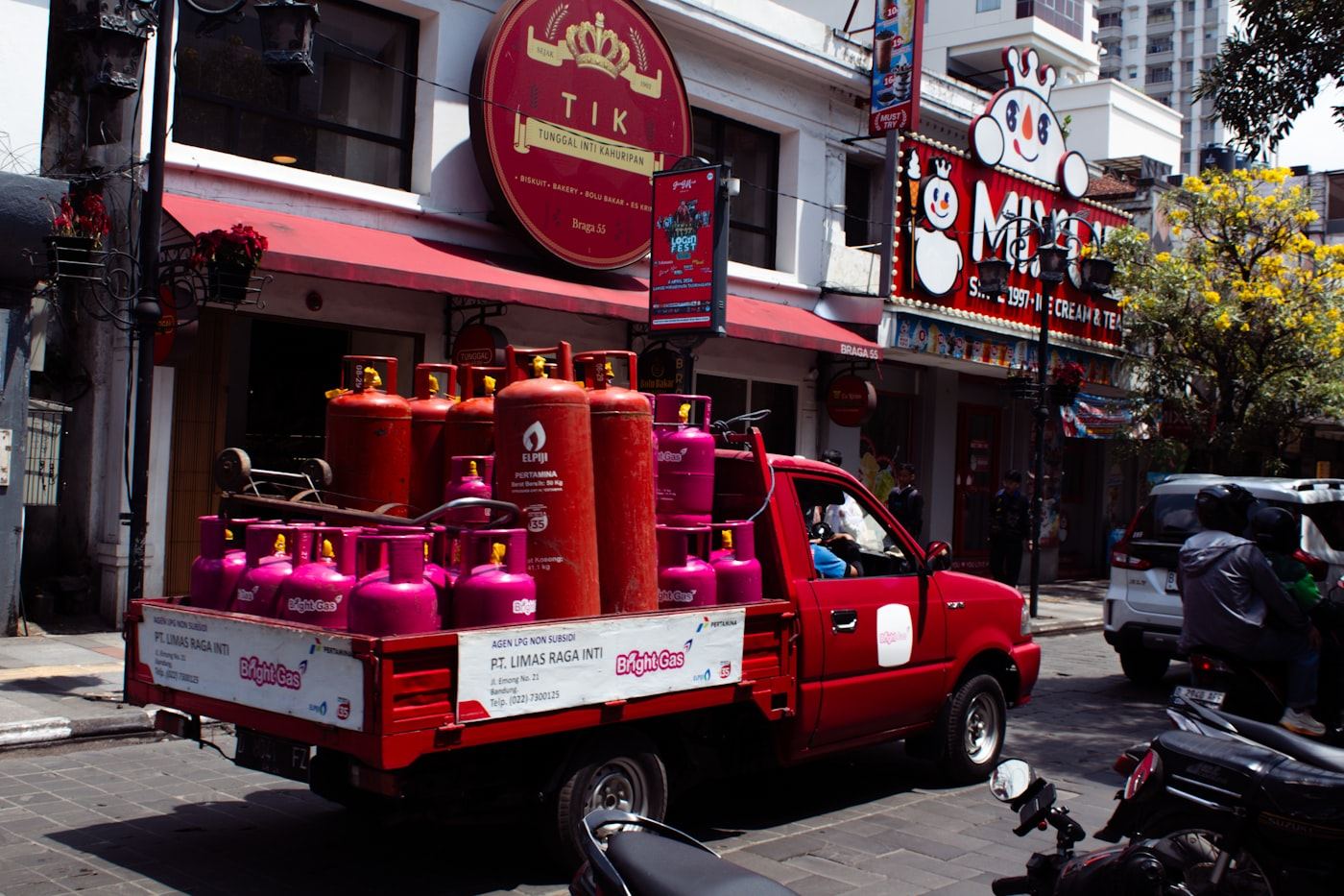 Collection vehicle loaded with gas cylinders