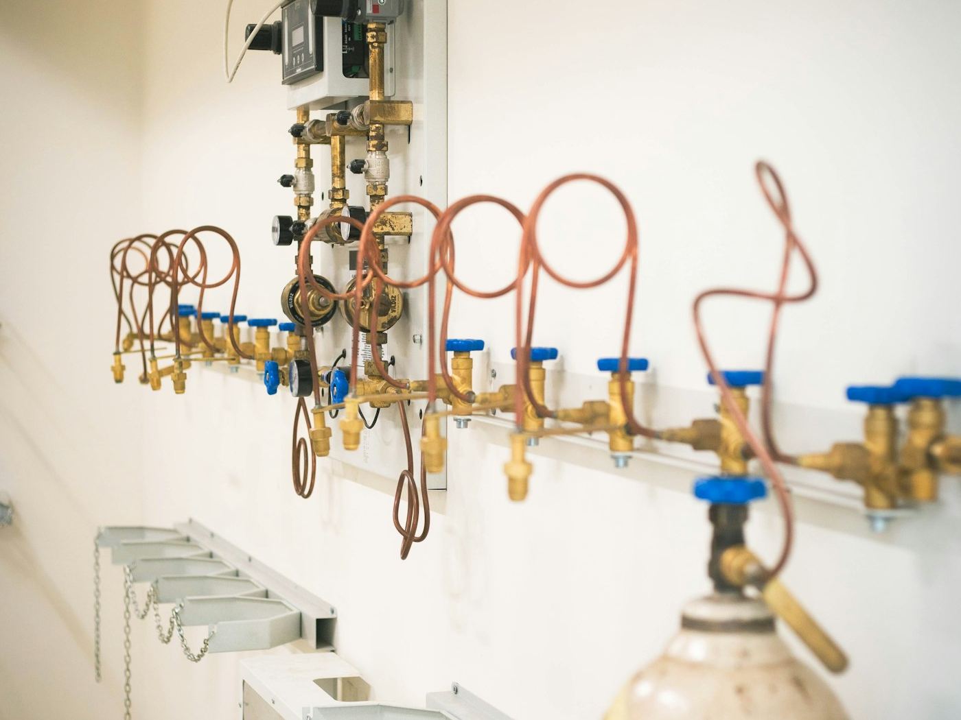 Gas filling manifold connected to a cylinder